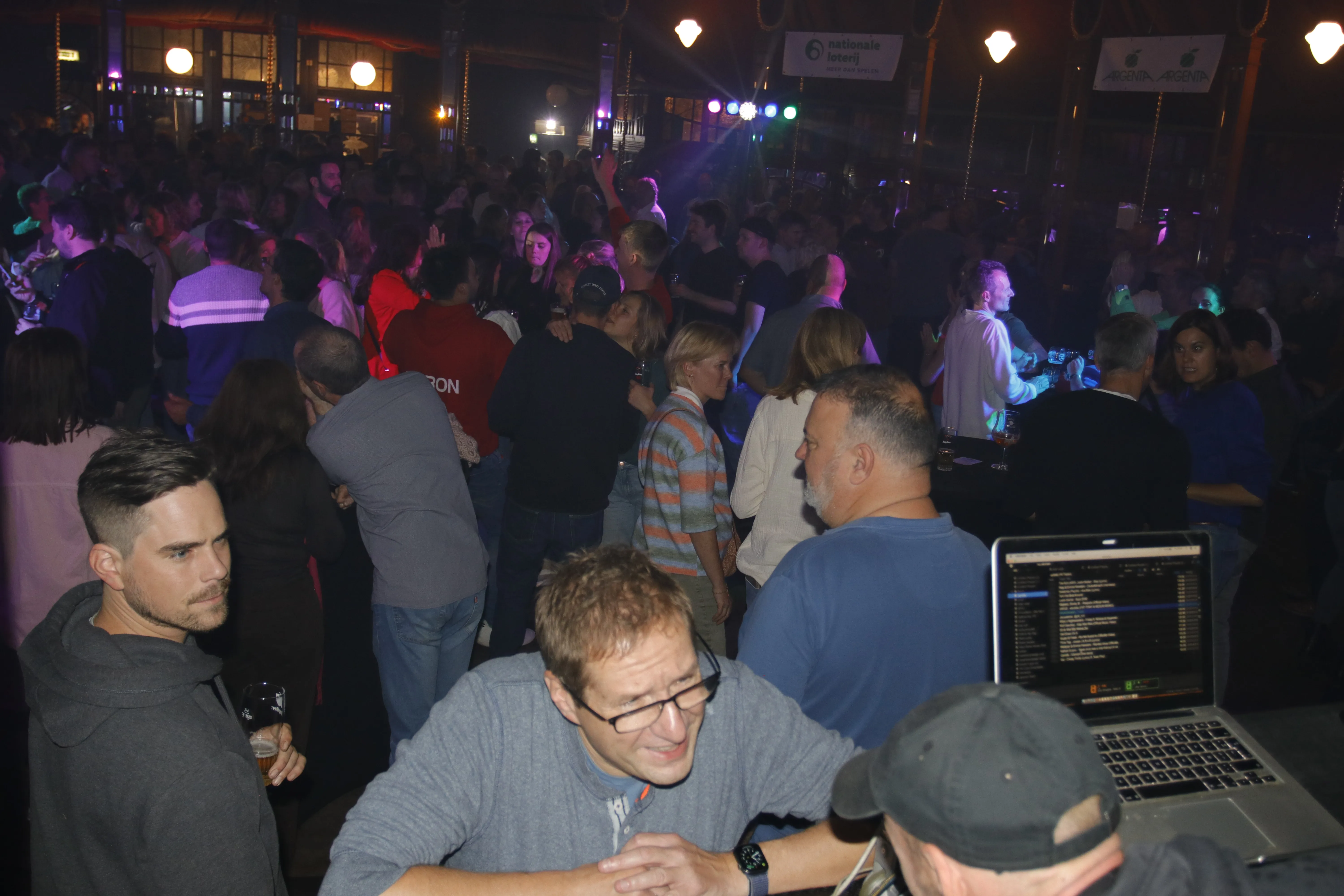 mensen aan het dansen op de jaarmarkt van Sint-Genesius-Rode